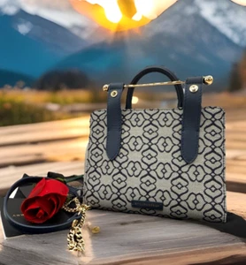 AUTÉNTICO NUEVO CON ETIQUETAS Bandolera Strathberry Monograma Jacquard Nano En Azul Marino Claro/Dorado - Imagen 1 de 19