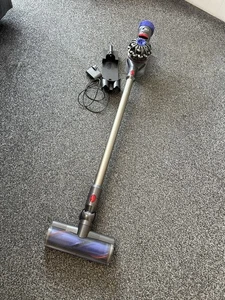Dyson V8 Animal Cordless Bagless Vacuum Cleaner - New Battery - Picture 1 of 8