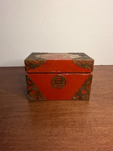 CAJA DE CARTAS ESTILO ASIÁTICO CON CARTAS~COLOR NARANJA CON FIGURAS DE LATÓN - Imagen 1 de 9