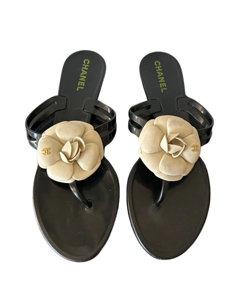 Sandalias Chanel con flores blancas y negras Foto 1 de 4