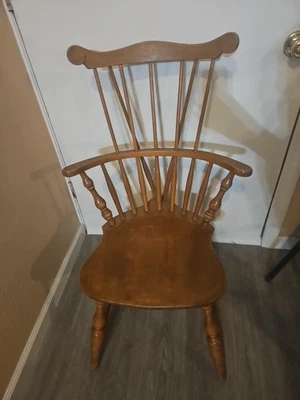 Silla Windsor Mid-Century Colonial S. Bent Bros con respaldo peinado con brazos Foto 1 de 4