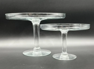 Par de suportes de bolo ou sobremesa de vidro transparente 12” e 9” de largura altura escalonada - Imagem 1 de 4