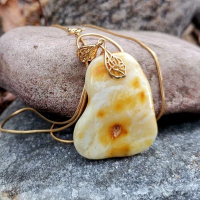 Raro ciondolo ambra baltica naturale colore bianco argento 925 placcato oro - Immagine 1 di 4