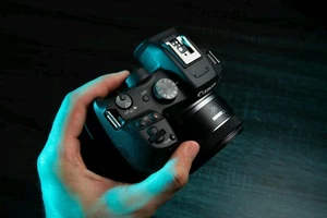 Canon EOS R7 Mirrorless Camera Body With 10-18mm Lens, 50 mm Lens, 4 Bateries - Picture 1 of 12