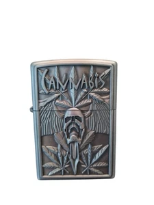 Encendedor de combustible de metal calavera de cannabis vintage - diseño recargable en relieve 3D - Imagen 1 de 5