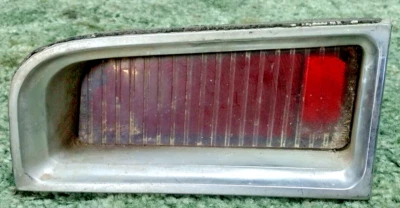 Oldsmobile Dynamic 88 1965 conjunto de luz trasera superior izquierda OEM Foto 1 de 4