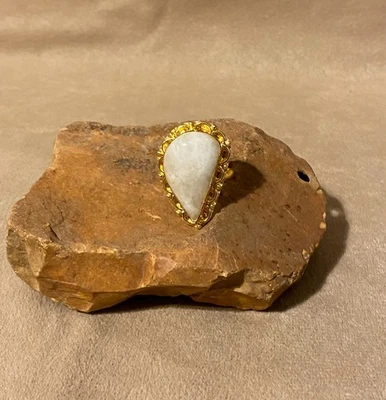 Anel de quartzo leitoso tamanho 7 filigrana dourada eletroplaca artesanal - Imagem 1 de 3