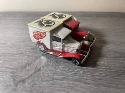 Matchbox Die Cast Ford Modelo A Panel Truck en Blanco y Rojo Juego de 2 Alas Rojas Foto 1 de 4