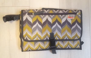 Skip Hop Jonathan Adler Pronto Stazione Cambio Giallo Grigio Chevron - Foto 1 di 6