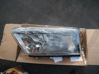 Farol de passageiro Depo 341-1105R-AS de substituição para 98-02 Volkswagen Passat - Imagem 1 de 3