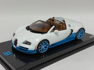 1/18 MR Collection Bugatti Veyron in White and Blue on Carbon base BUG0 - Picture 1 of 6