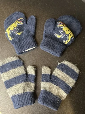 Lote de 2 pares de guantes Carter’s para niños pequeños 2T/4T rayas y dinosaurios Foto 1 de 4