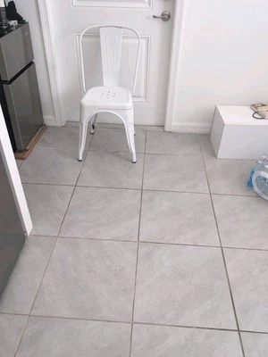 7 sillas blancas apilables TODO METAL Foto 1 de 4