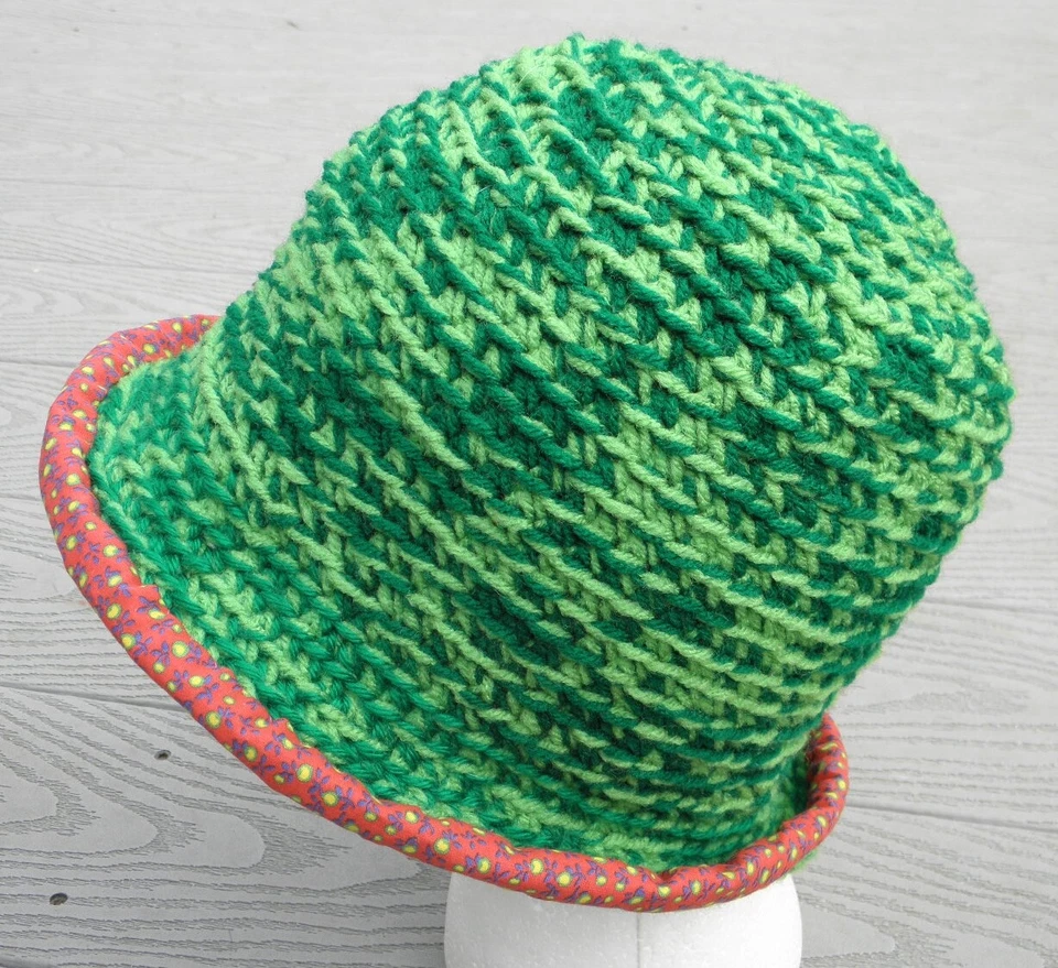 Cloche de ganchillo de tonos verdes en contraste tamaño más pequeño - Hecho a mano por Michaela Foto 1 de 4