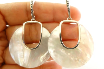 Pendientes colgantes redondos de madreperla de plata de ley 925 Foto 1 de 3