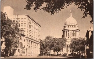 Vintage 1940s MADISON, Wisconsin Postcard STATE CAPITOL / Street View / Unused - Picture 1 of 2