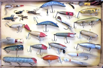 LOT OF 25 Vintage Fishing Lures - Image 1 of 4