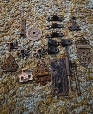 Lote de herrajes antiguos - bisagras ornamentadas, ganchos, piezas, Steampunk Foto 1 de 4