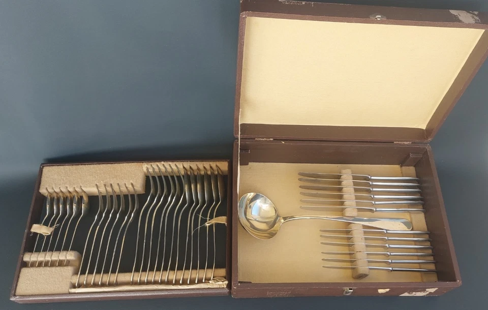 1930 / 40  SET COMPLETO POSATE FORCHETTE COLTELLI CON SCATOLA 37 PZ. IN  ALPACCA - Immagine 1 di 4