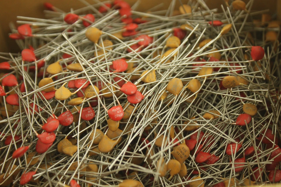 (5) Condensador cerámico Tusonix AVX CK60AW821M de colección nuevo en stock Foto 1 de 1