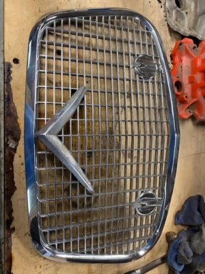 Studebaker Silver Hawk 1959 parrilla delantera cromada con emblemas OEM original Foto 1 de 2