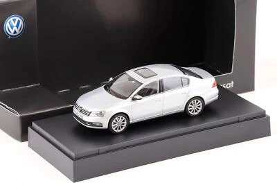 1:43 Schuco VW Passat B7 Berlina Argento Metallico Dealer Version - Immagine 1 di 3
