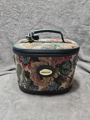 Bolso de Viaje JORDACHE Para Mujer Floral Cosmético Redondo Verde Maleta Bolso Foto 1 de 4