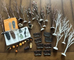 DEPT 56 Halloween GHASTLY SÄRGE! Kürbisse Spooky Fense gruselige Bäume - Bild 1 von 15