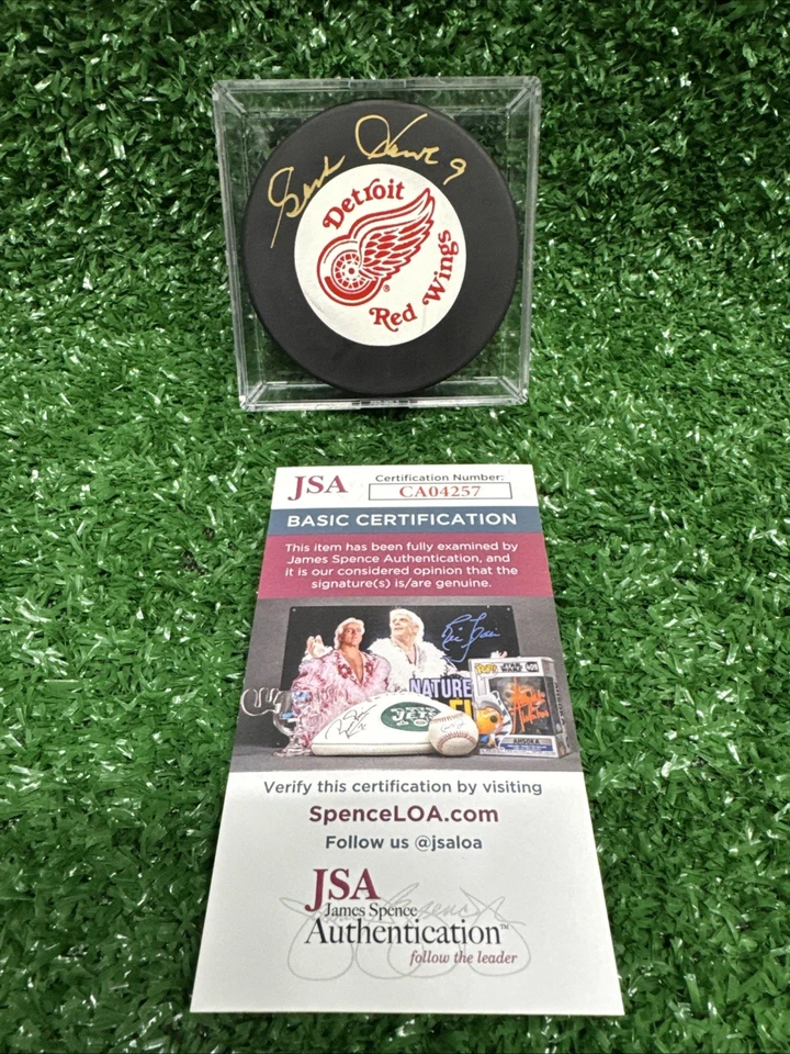 Detroit Red Wings Gordie Howe Signed Puck JSA COA W/ Display Case HOF #9 B - Image 1 of 4