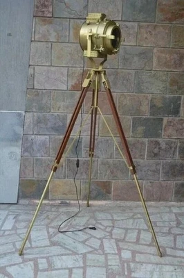 Lampada da terra faretto - luce treppiede nautica in ottone antico per casa... - Immagine 1 di 4
