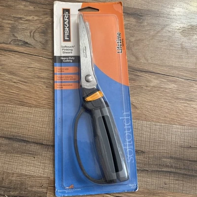 Tesouras de rosqueamento dobradas Fiskars REDUZEM O DESGASTE E CRIAM BORDAS DECORATIVAS - Imagem 1 de 2