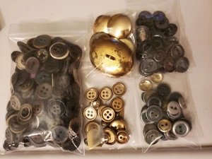 1 Witwe Jones & Konvolut 5 Tüten Vintage Holz & Metallknöpfe gold & silberfarben - Bild 1 von 5