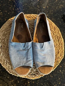 Tom’s Women's light Blue Chambray Open Toe Loafer shoe size 10 - Picture 1 of 4