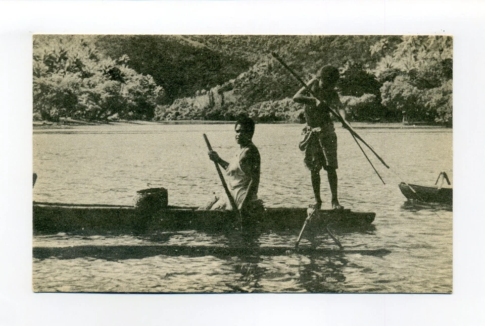 Postal de Nueva Caledonia, pesca joven indígena, equipo tradicional, barco Foto 1 de 2