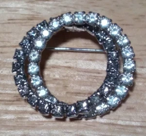 Broche de dos círculos entrelazados de diamantes de imitación = gris ahumado y transparente - Imagen 1 de 3