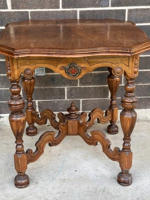 Mesa auxiliar de madera tallada renacimiento victoriano de la década de 1920 patas ornamentadas medallón rojo Foto 1 de 4