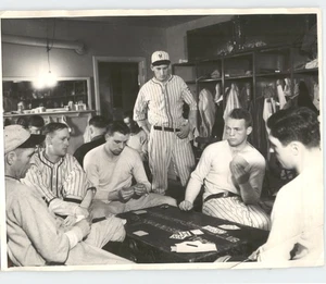 NEW YORK Giants BASEBALL Team Plays Cards Downtime VINTAGE 1932 Press Photo - Picture 1 of 2