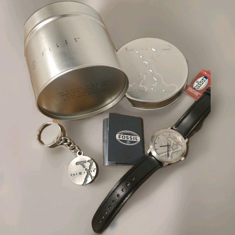 Reloj Fossil X-Files 1997 LE LI-1633 NUEVO EN CAJA #03886/10000 raro juego de llaveros de hojalata nuevo en caja Foto 1 de 4