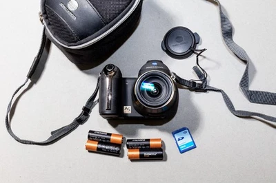 Konica Minolta Dimage Z6 6MP Digital Camera WORKS + Batteries & SD Memory Card - Image 1 of 4