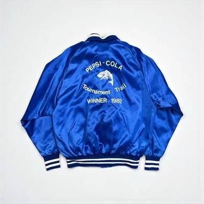 Chaqueta de bombardero de satén Pepsi vintage de los 80 empleado lubina torneo de pesca para hombre XL Foto 1 de 4
