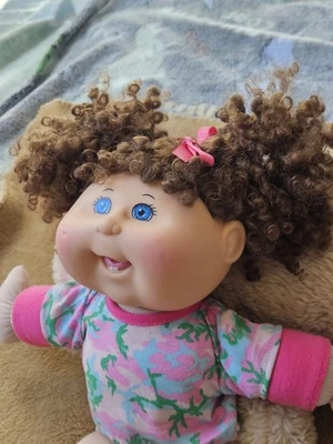 Camiseta floral rara Cabbage Patch Doll con 2 dientes marrón pelo rizado  Foto 1 de 4