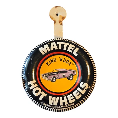 De colección 1969 King Kuda Hot Wheels Tin Tab Button Mattel Retro Foto 1 de 2