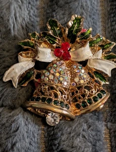 Broche prendedor campanas de Navidad esmalte de bayas de acebo de vacaciones estrás tono dorado verde - Imagen 1 de 9