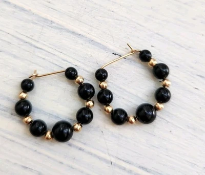 Pendientes de oro de 14kt cuentas negras aros alambre estampado amarillo Foto 1 de 4