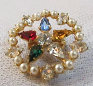 VINTAGE COSTUME GOLD TONE BROOCH PIN PRONG SET RHINESTONES WITH PEARLS - Picture 1 of 2