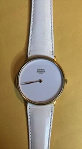 Emerich Meerson, París. Reloj para mujer blanco y dorado necesita reemplazo de batería - Imagen 1 de 4