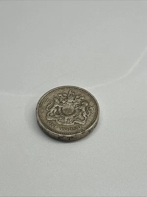 RARE 1993  ROYAL ARMS ONE POUND COIN ERROR "DECUS ET TUTAMEN" UPSIDE DOWN - Image 1 of 4