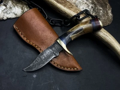 Cuchillos de caza de acero Damasco hechos a mano personalizados mango de cuerno EDC, con funda Foto 1 de 4