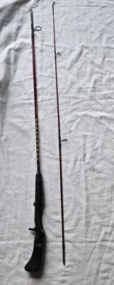 Caña de pescar Shakespeare Spincast fibra de vidrio 5' guías de alambre junta de metal de 2 piezas Foto 1 de 4