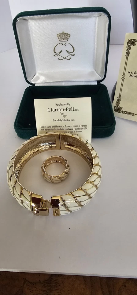 Juego de brazalete y anillo chapado en oro de 18k/esmalte blanco.  Inspirado por Grace Kelly Foto 1 de 4